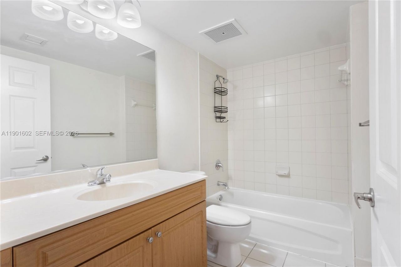 900 SW 8th St, Unit 1009, Miami, FL 33130 Photo