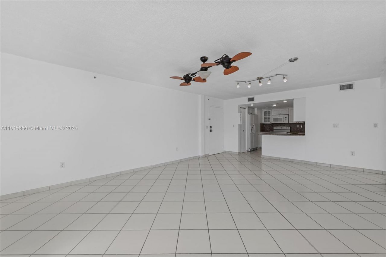 7832 Collins Ave, Unit 207, Miami Beach, FL 33141 Photo