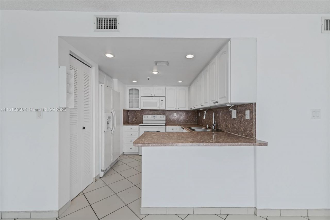 7832 Collins Ave, Unit 207, Miami Beach, FL 33141 Photo
