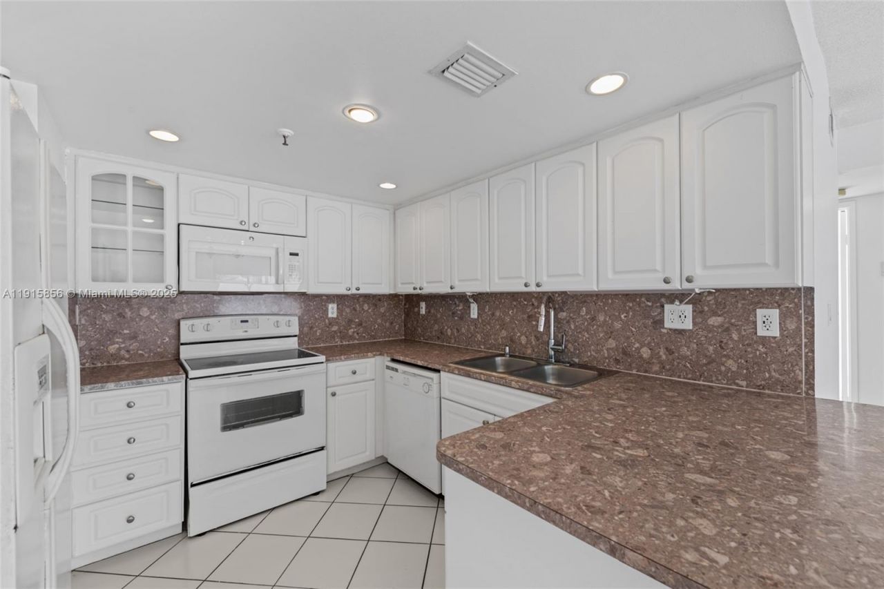 7832 Collins Ave, Unit 207, Miami Beach, FL 33141 Photo