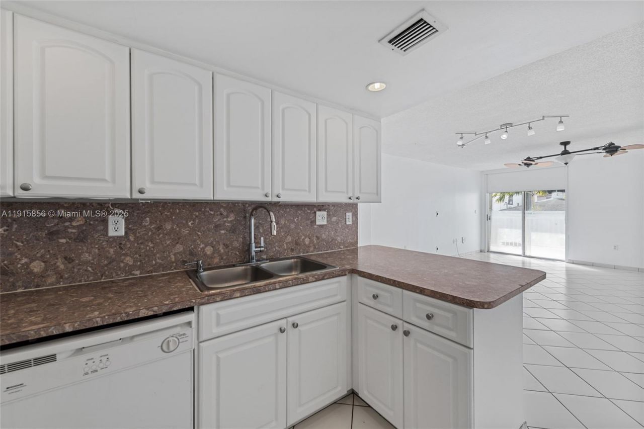 7832 Collins Ave, Unit 207, Miami Beach, FL 33141 Photo