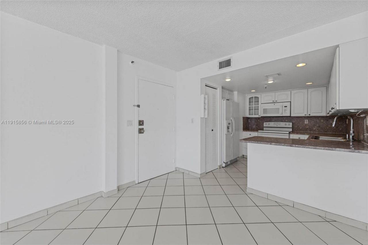 7832 Collins Ave, Unit 207, Miami Beach, FL 33141 Photo