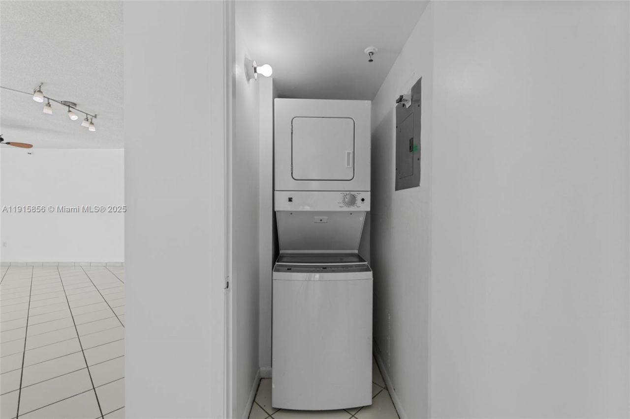 7832 Collins Ave, Unit 207, Miami Beach, FL 33141 Photo