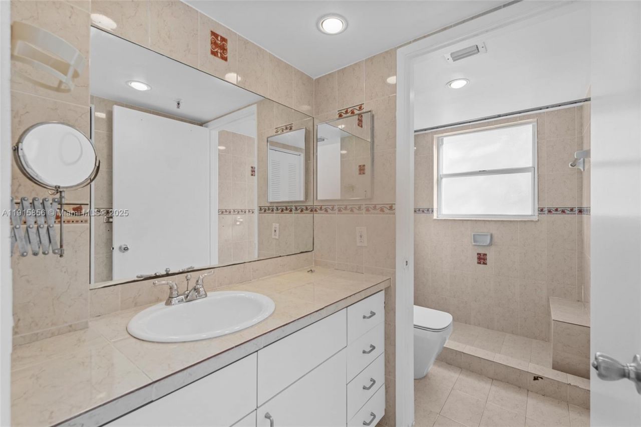 7832 Collins Ave, Unit 207, Miami Beach, FL 33141 Photo