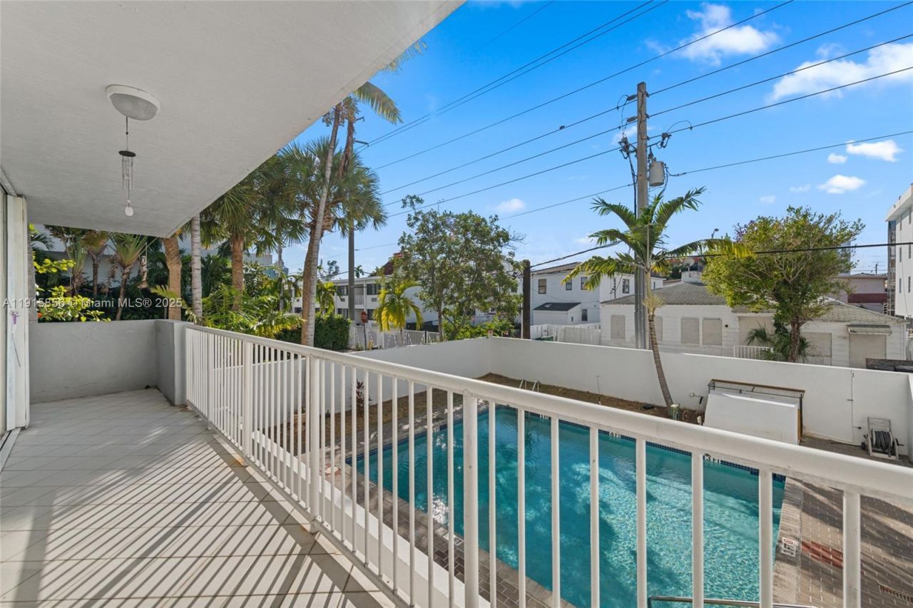 7832 Collins Ave, Unit 207, Miami Beach, FL 33141 Photo