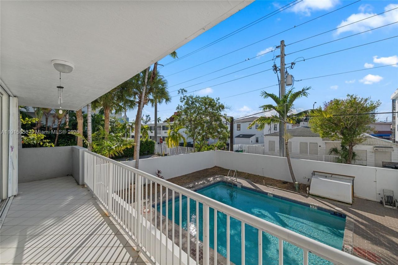 7832 Collins Ave, Unit 207, Miami Beach, FL 33141 Photo