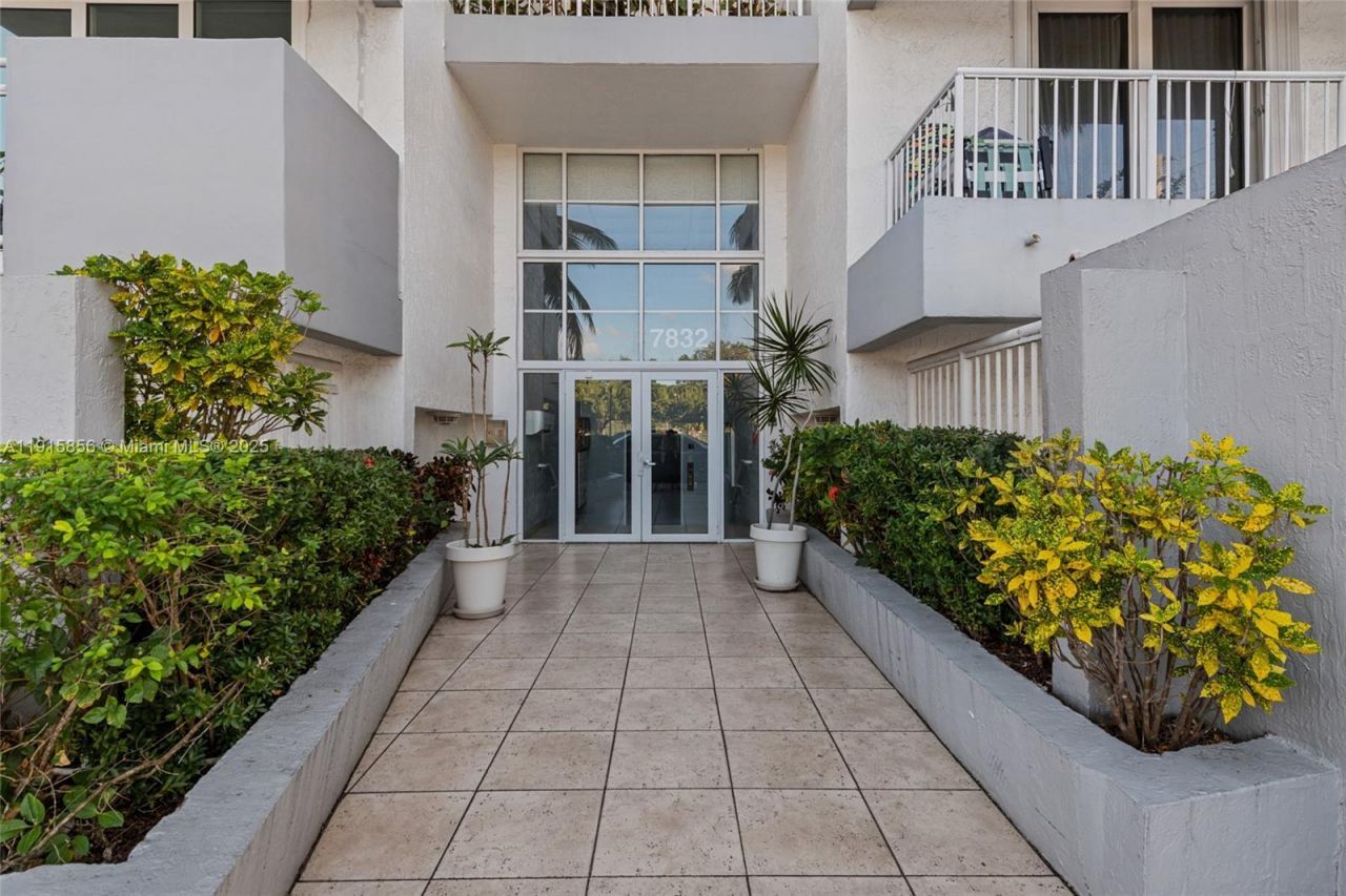 7832 Collins Ave, Unit 207, Miami Beach, FL 33141 Photo