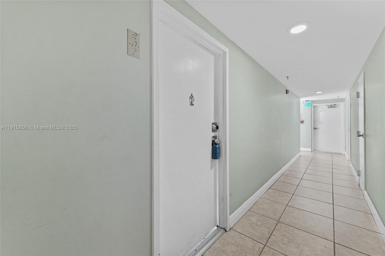 7832 Collins Ave, Unit 207, Miami Beach, FL 33141 Photo