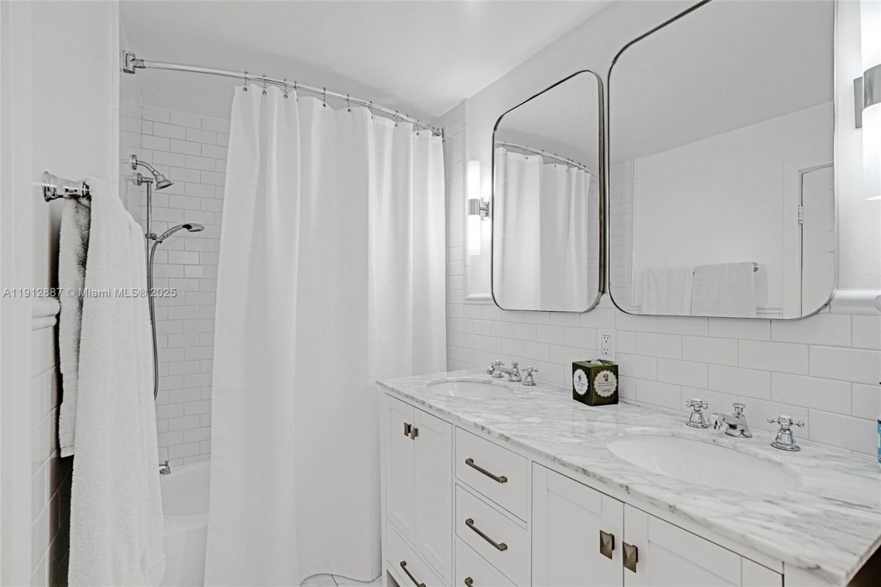 5252 La Gorce Dr, Miami Beach, FL 33140 Photo