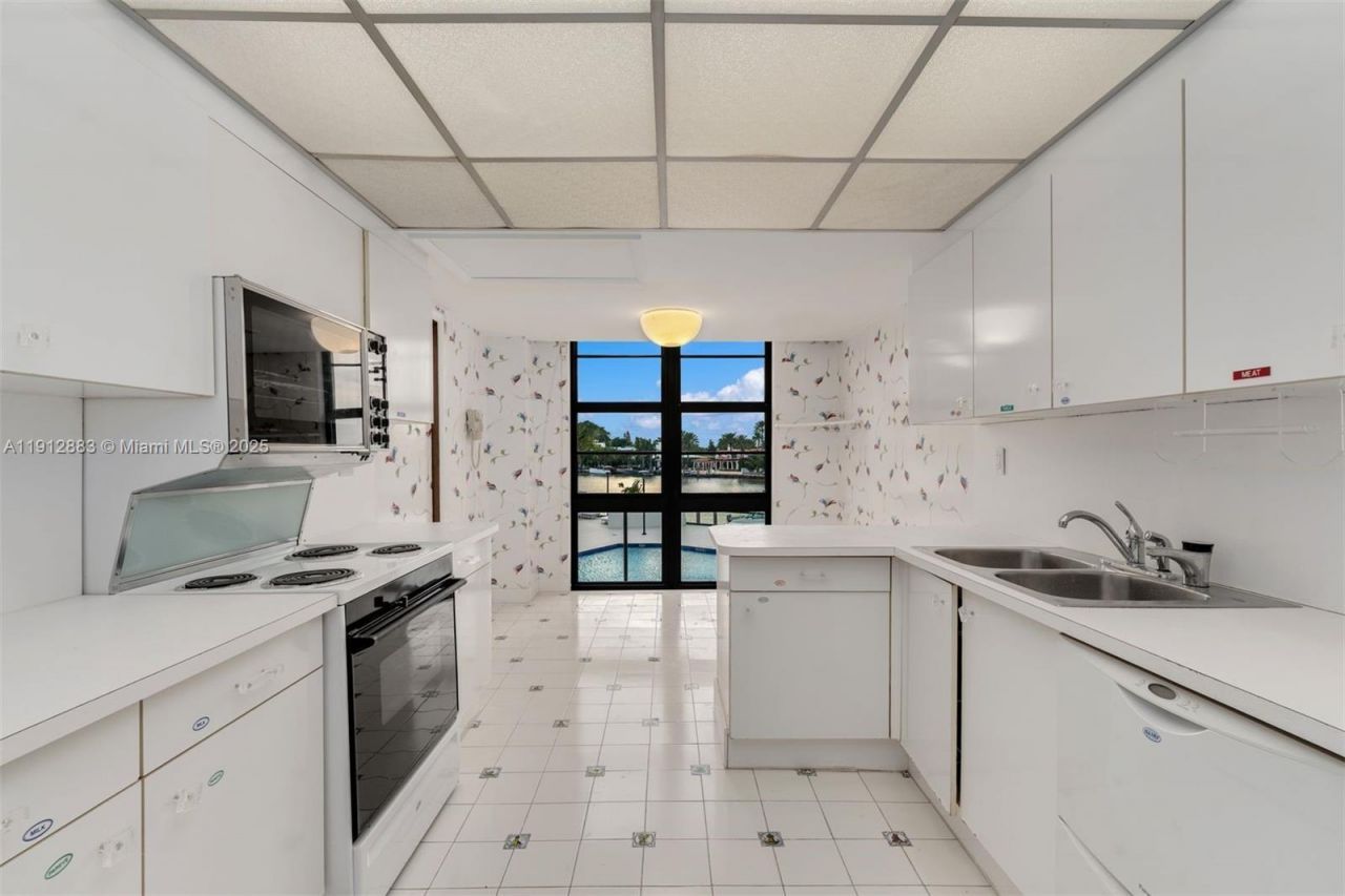5500 Collins Ave, Unit 304, Miami Beach, FL 33140 Photo