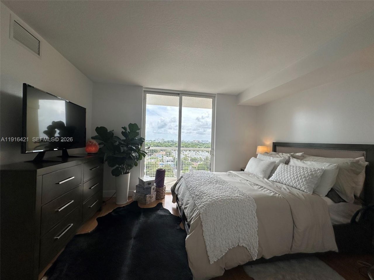 900 SW 8th St, Unit 1010, Miami, FL 33130 Photo