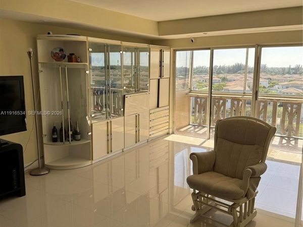 800 NE 195th St, Unit 714, Miami, FL 33179