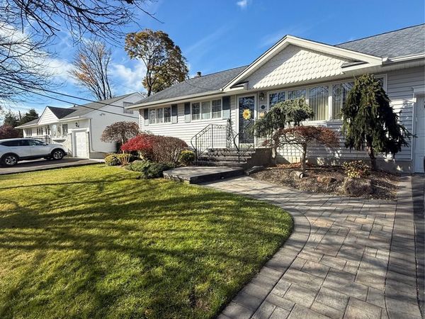 6 Lee Place, Old Bethpage, NY 11804