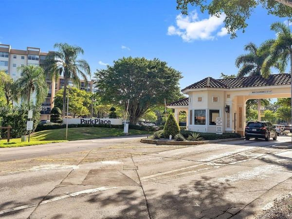 1300 Saint Charles Pl, Unit L12, Pembroke Pines, FL 33026