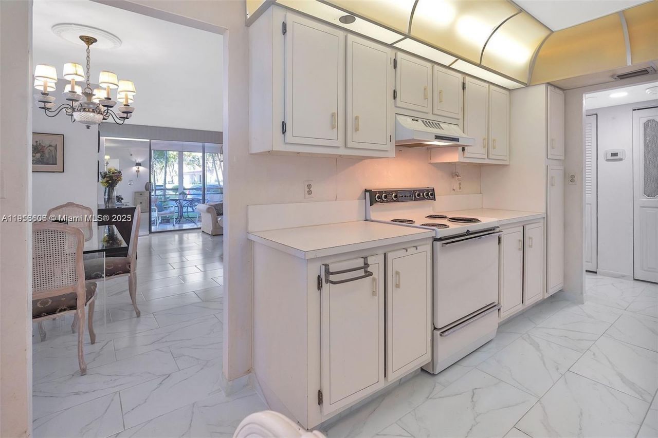 1300 Saint Charles Pl, Unit L12, Pembroke Pines, FL 33026 Photo