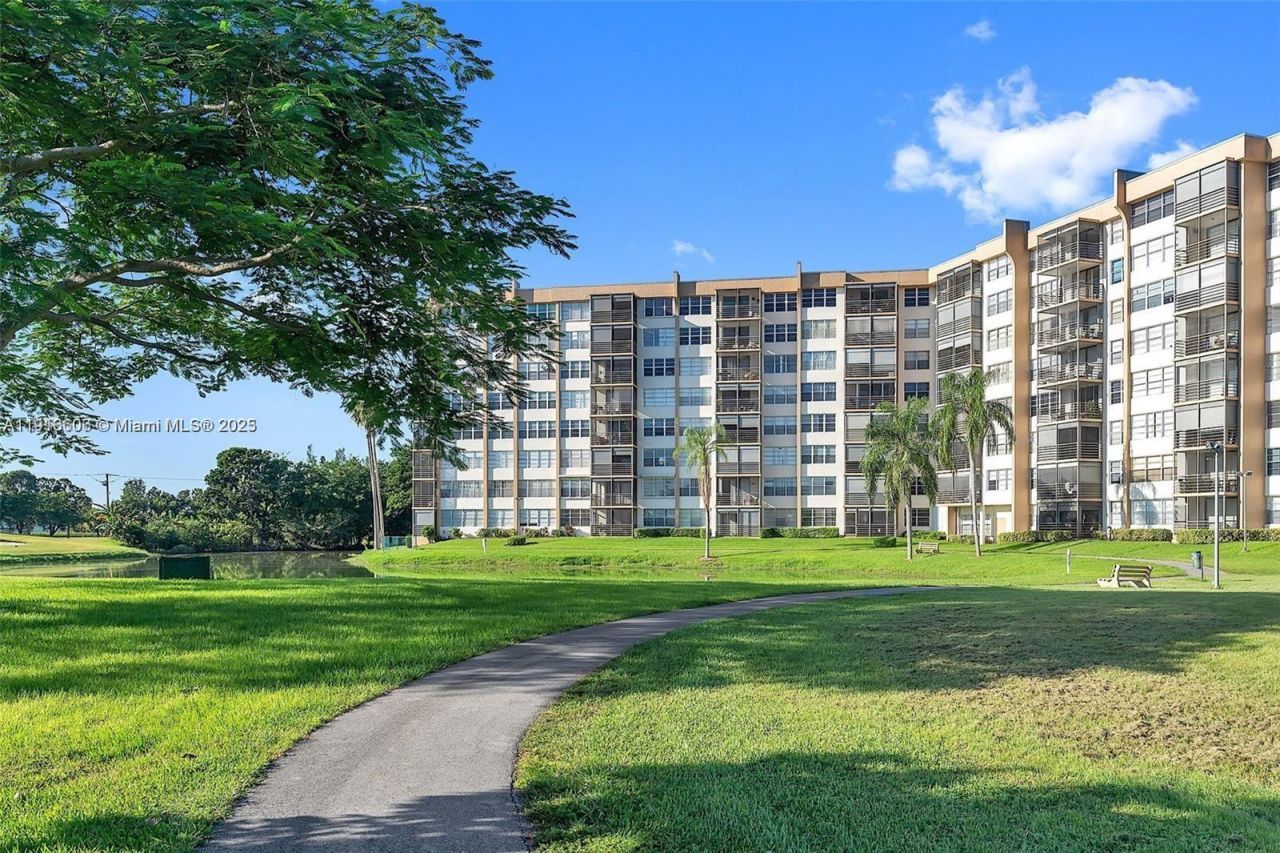 1300 Saint Charles Pl, Unit L12, Pembroke Pines, FL 33026 Photo