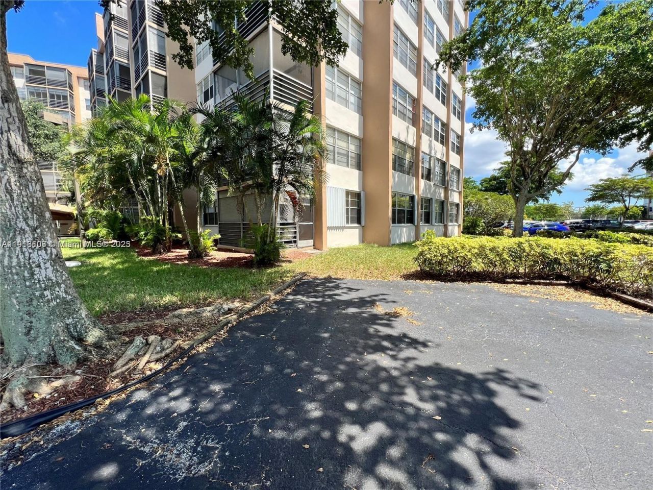 1300 Saint Charles Pl, Unit L12, Pembroke Pines, FL 33026 Photo