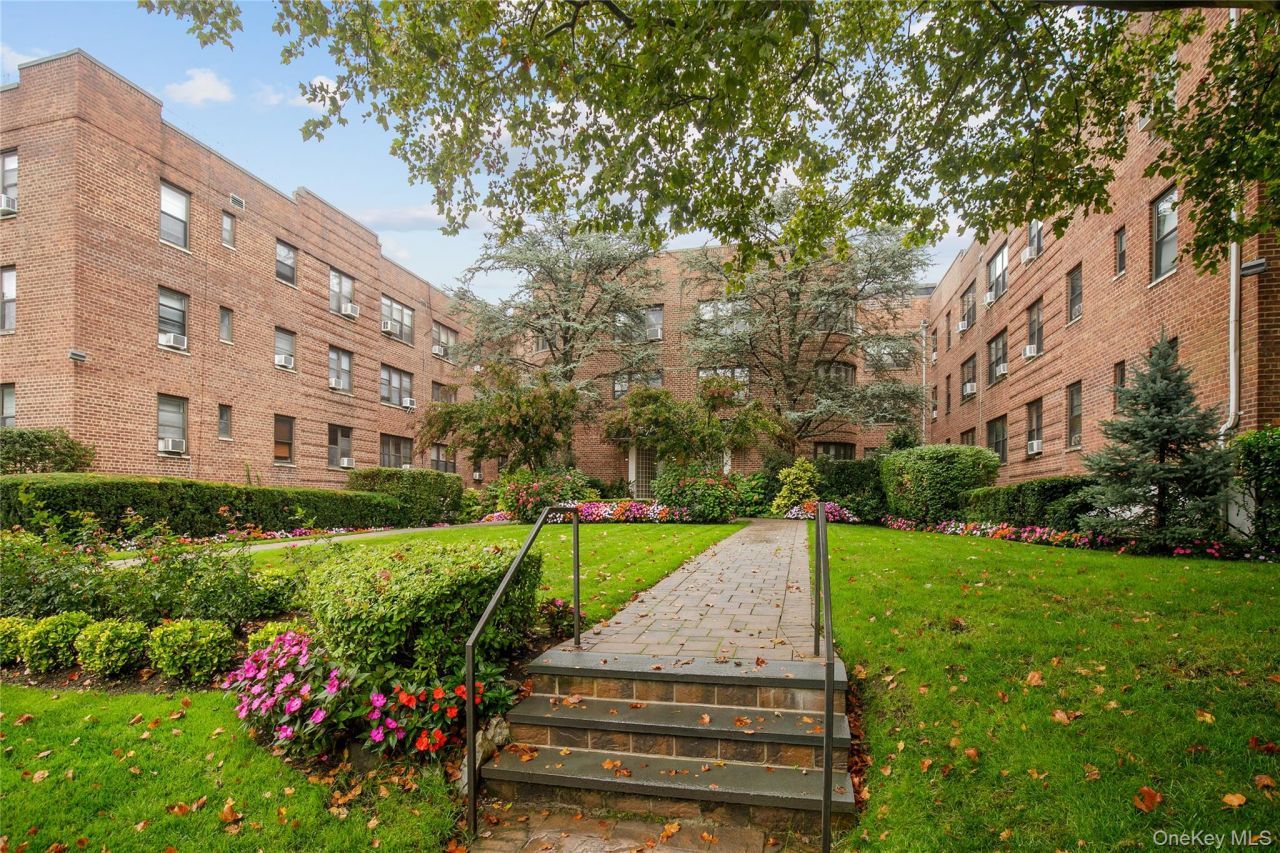 15 Canterbury Road, Unit D6, Great Neck, NY 11021 Main Photo