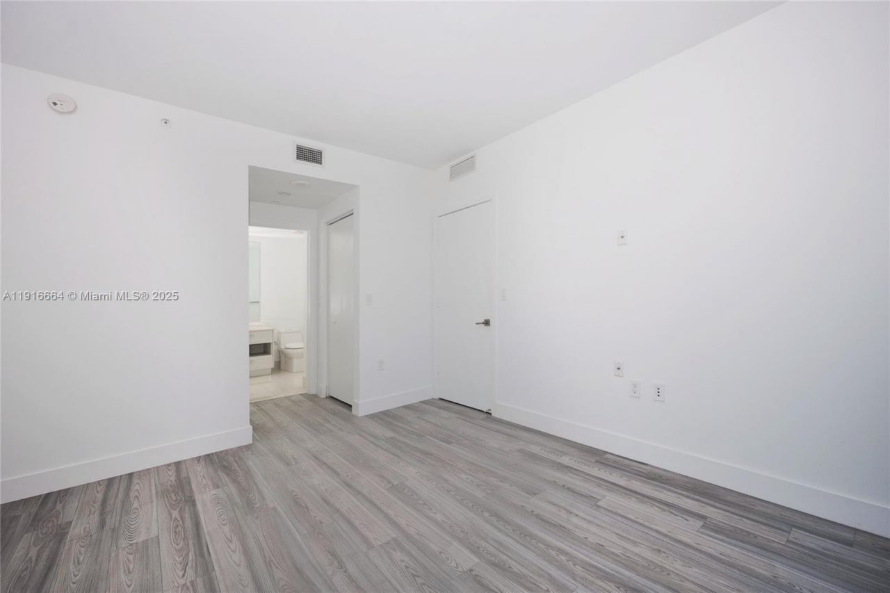 45 SW 9th St, Unit 1504, Miami, FL 33130 Photo