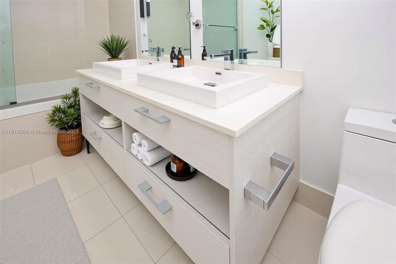 45 SW 9th St, Unit 1504, Miami, FL 33130 Photo