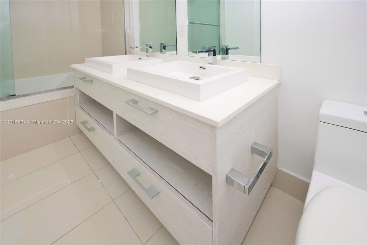 45 SW 9th St, Unit 1504, Miami, FL 33130 Photo