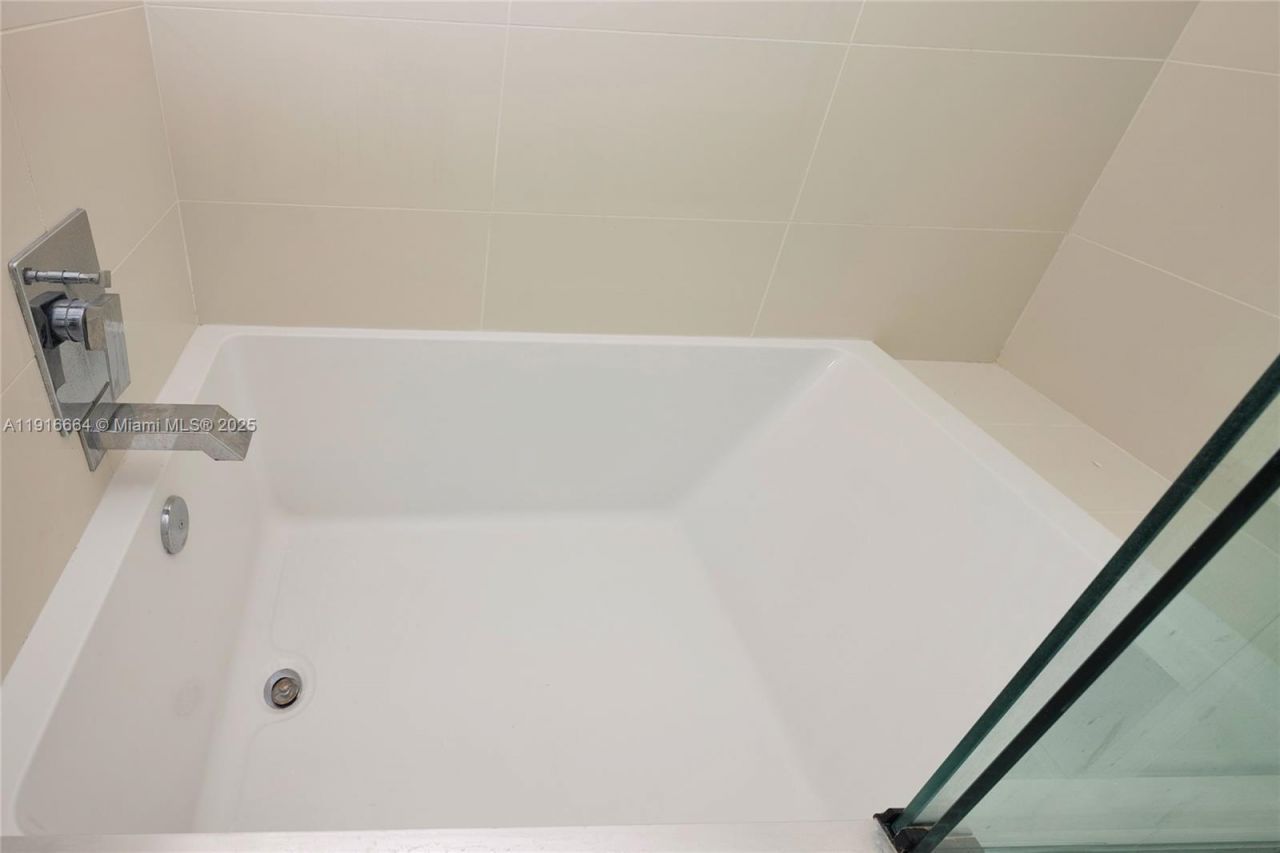 45 SW 9th St, Unit 1504, Miami, FL 33130 Photo