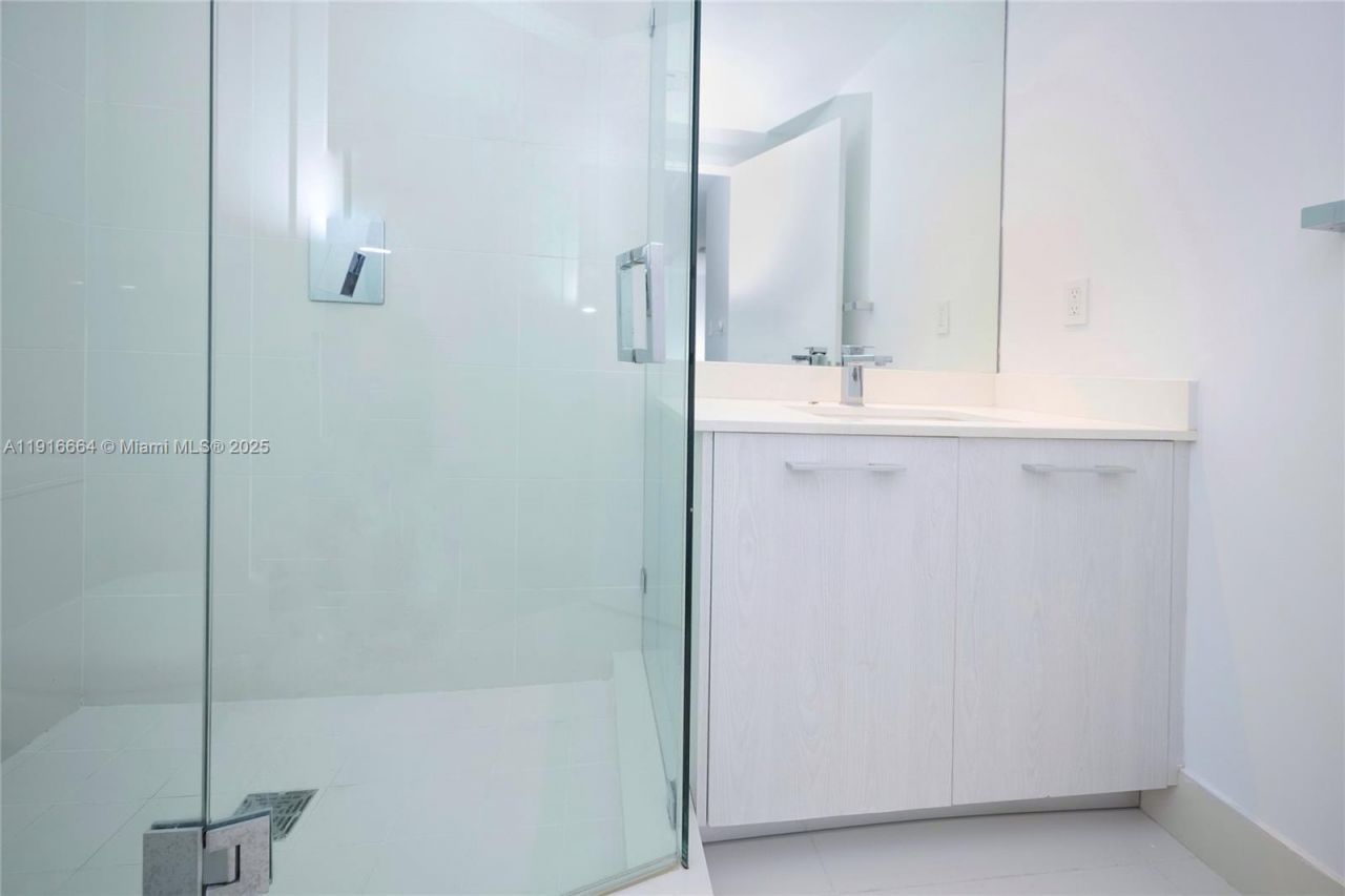 45 SW 9th St, Unit 1504, Miami, FL 33130 Photo