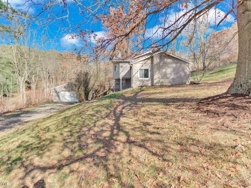 27 Delaware Trail, Malvern, OH 44644 Photo 2