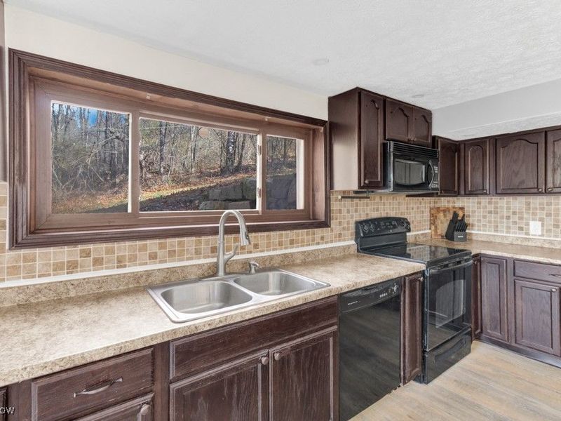 27 Delaware Trail, Malvern, OH 44644 Photo 8