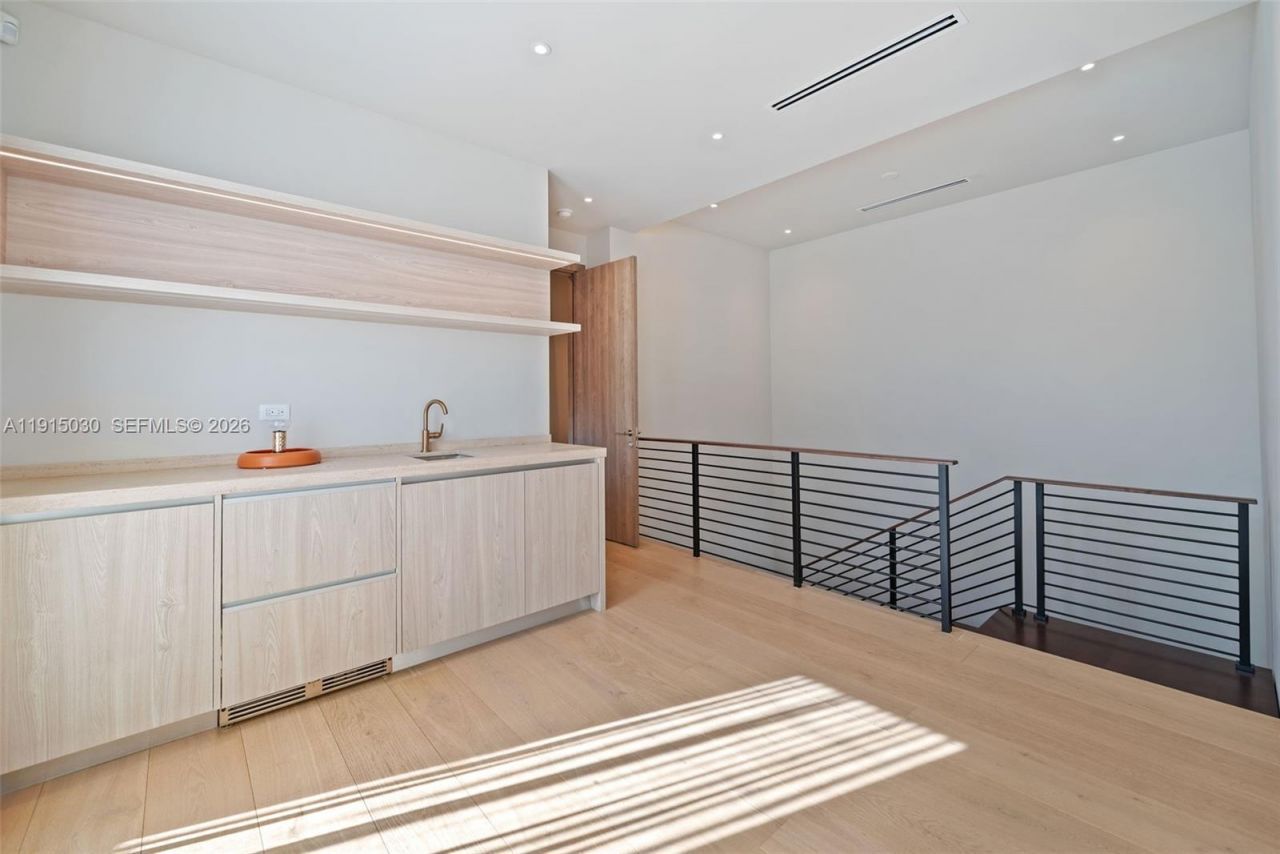 5831 Alton Rd, Miami Beach, FL 33140 Photo