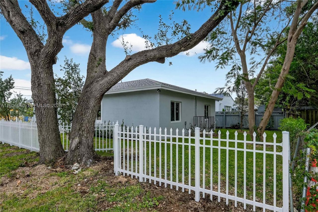 1346 NW 44th St, Miami, FL 33142 Photo