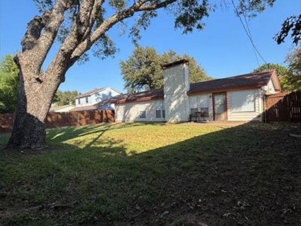 702 Matthews Court, Arlington, TX 76012