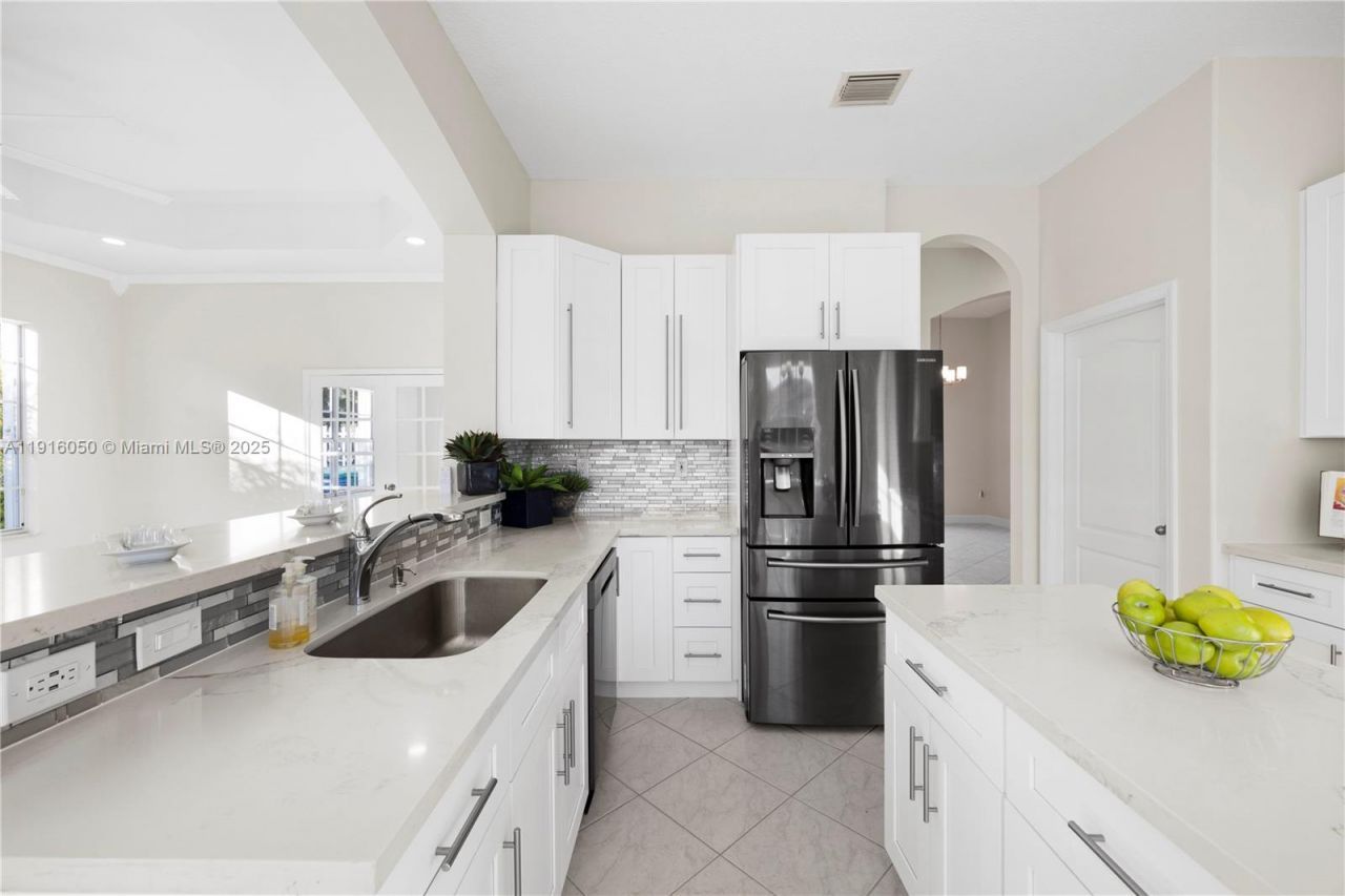 7830 NW 161st Ter, Miami Lakes, FL 33016 Photo