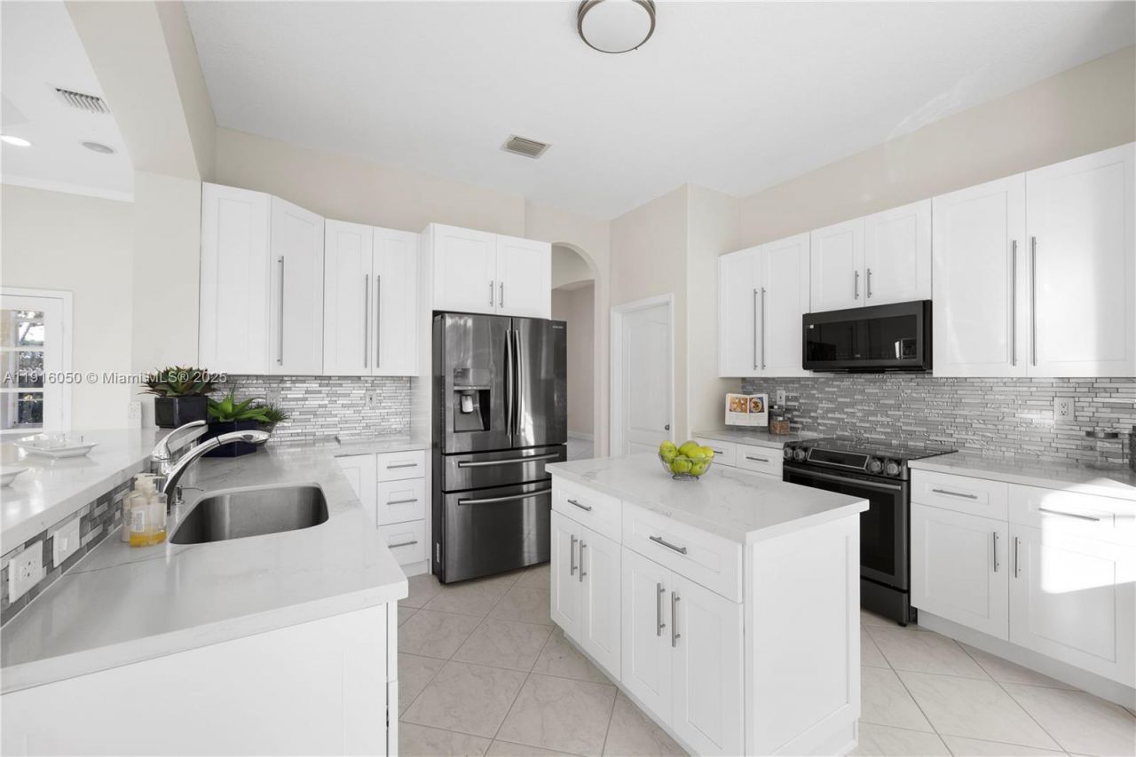 7830 NW 161st Ter, Miami Lakes, FL 33016 Photo