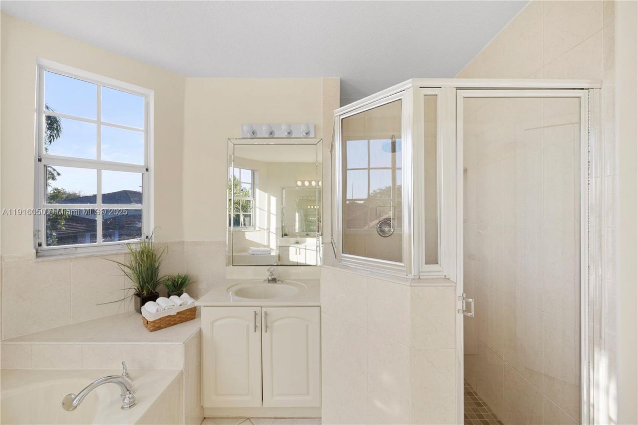 7830 NW 161st Ter, Miami Lakes, FL 33016 Photo