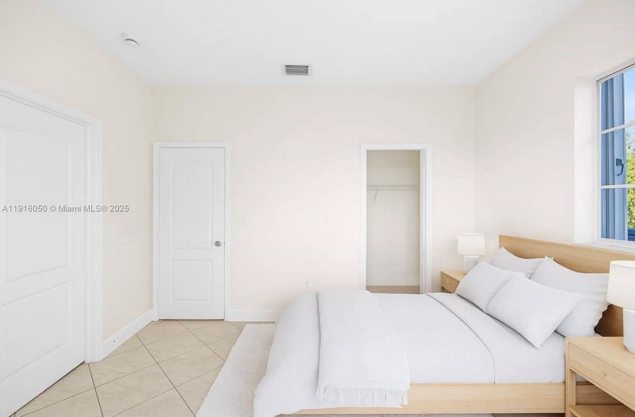 7830 NW 161st Ter, Miami Lakes, FL 33016 Photo