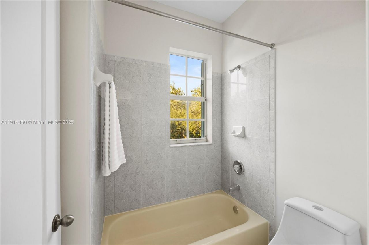 7830 NW 161st Ter, Miami Lakes, FL 33016 Photo