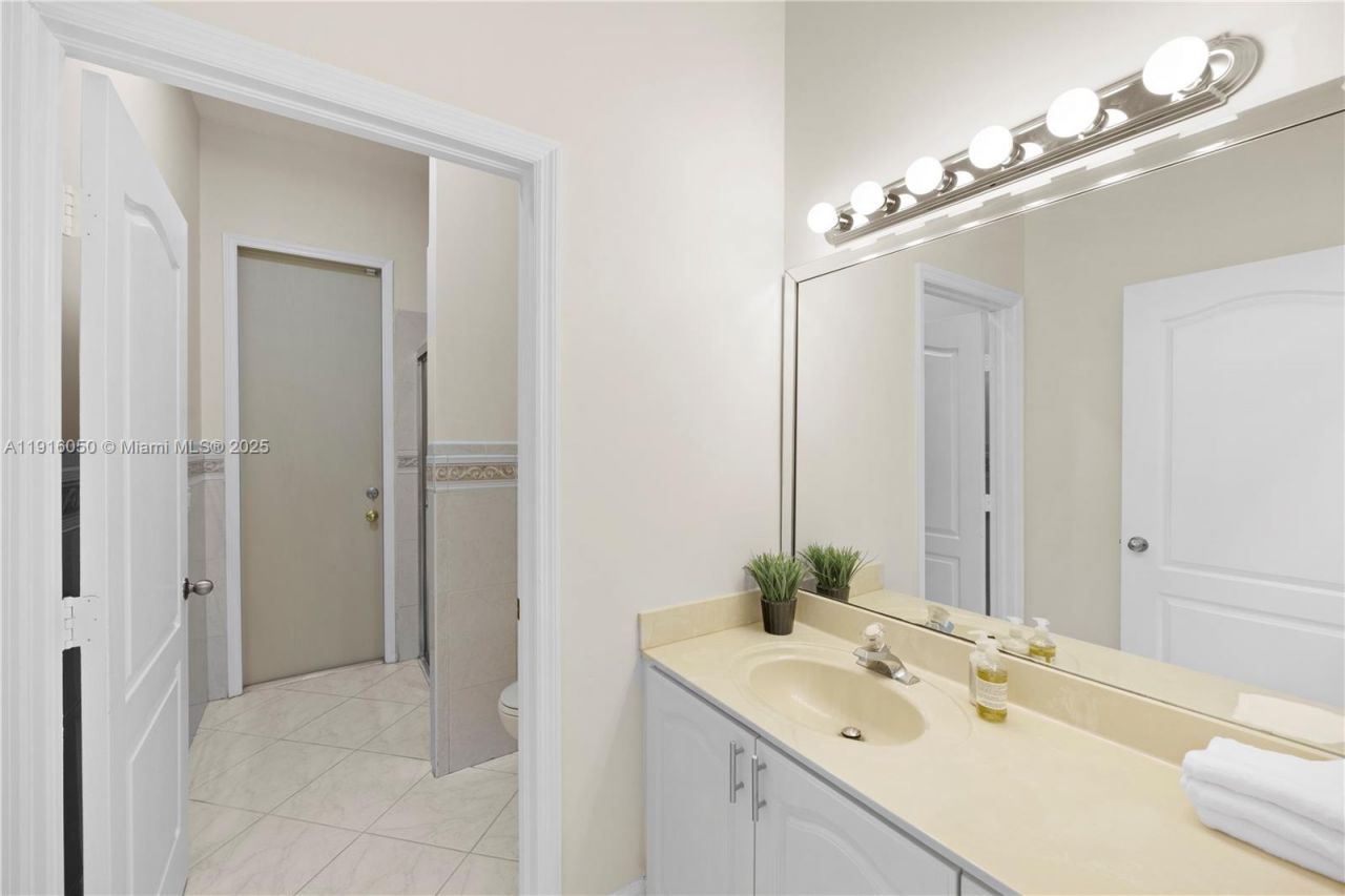 7830 NW 161st Ter, Miami Lakes, FL 33016 Photo