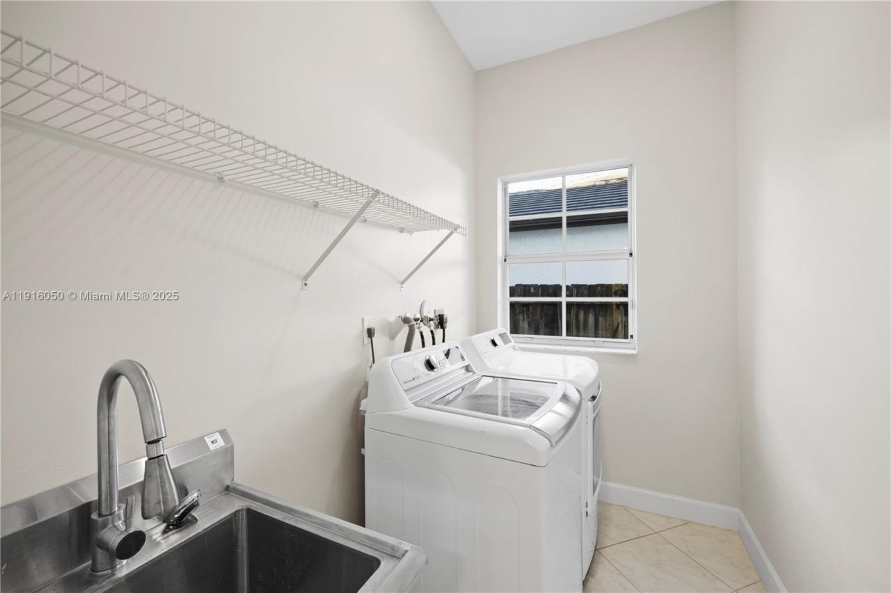 7830 NW 161st Ter, Miami Lakes, FL 33016 Photo