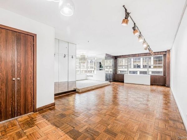 77 W 55th Street, Unit 17B, New York (Manhattan), NY 10019