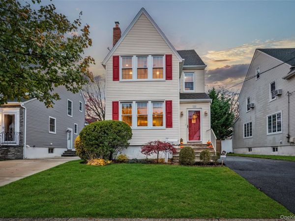 29 Orleans Road, Valley Stream, NY 11581