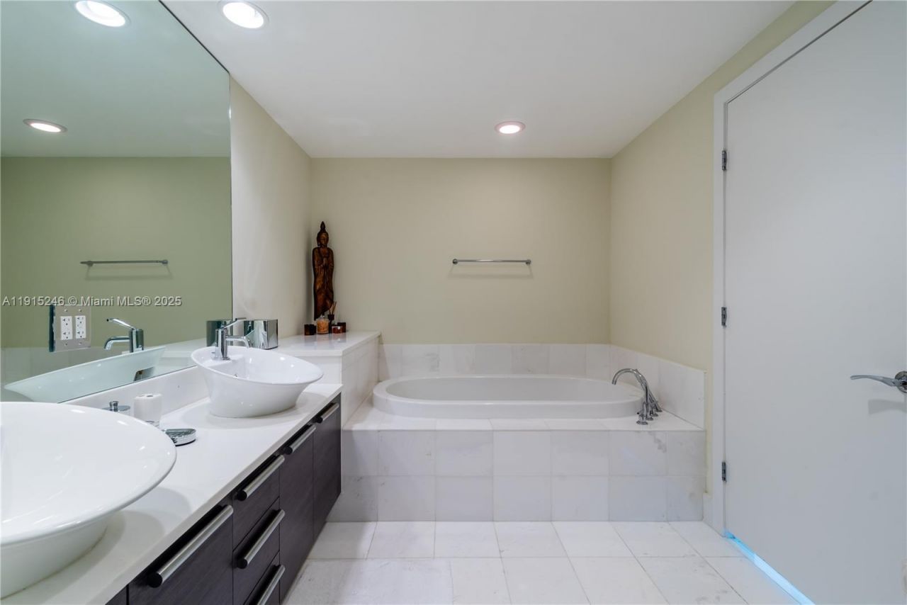 2950 NE 188th St, Unit 504, Aventura, FL 33180 Photo