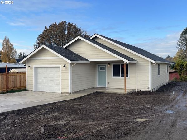 300 N JELLISON ST, Amity, OR 97101