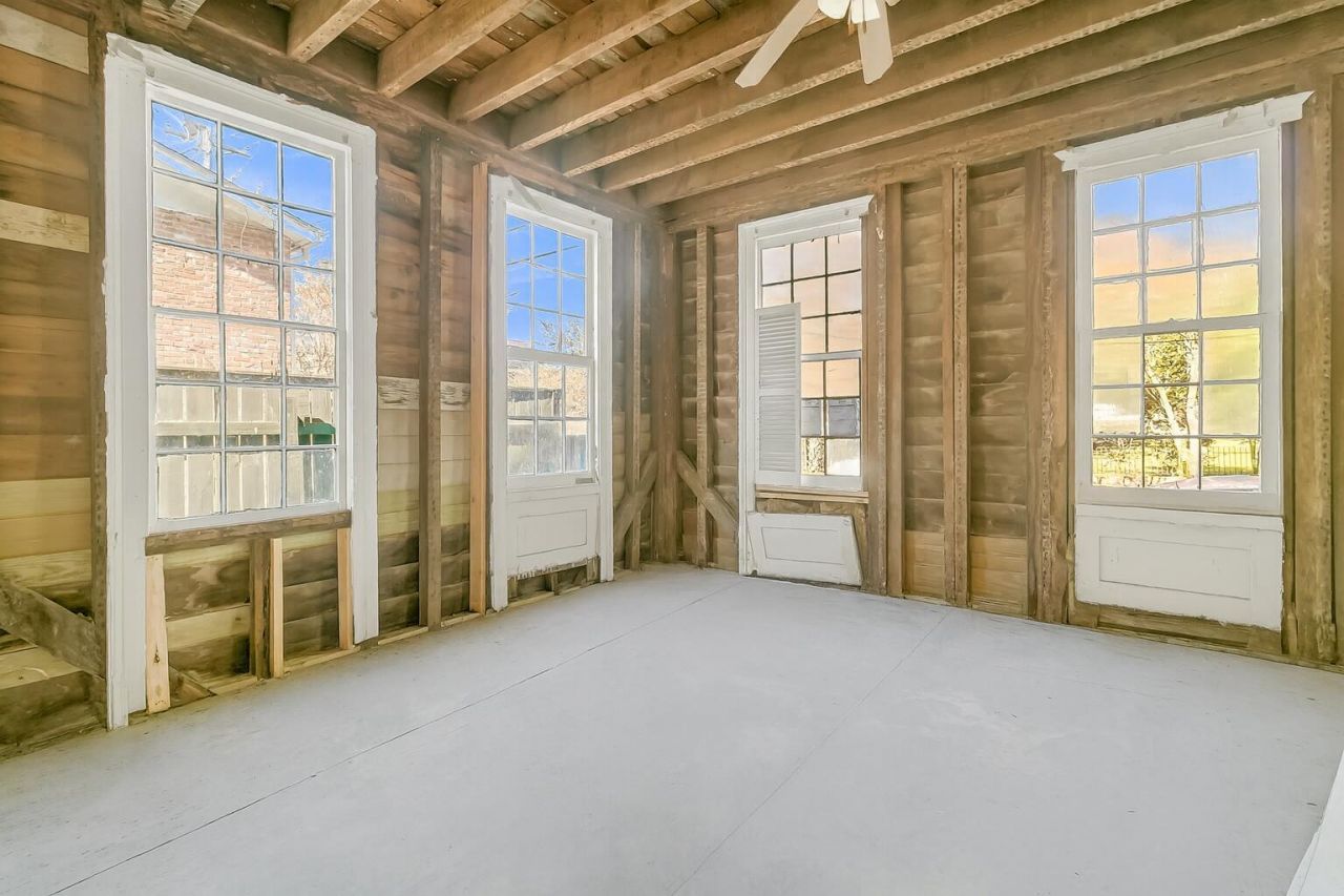 155 Queen Street Photo 6