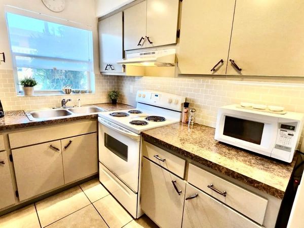 160 NE 8th Ave, Unit 21A, Hallandale Beach, FL 33009