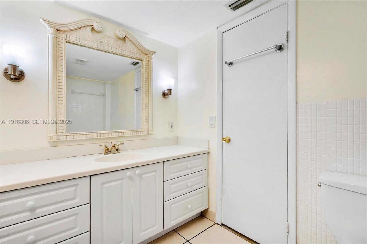 1700 NE 191st St, Unit 110, Miami, FL 33179 Photo