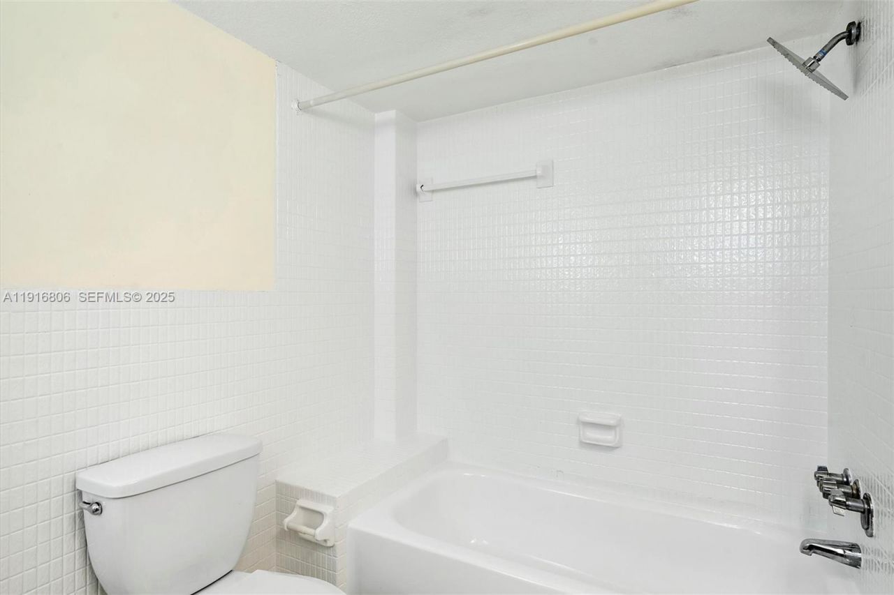 1700 NE 191st St, Unit 110, Miami, FL 33179 Photo