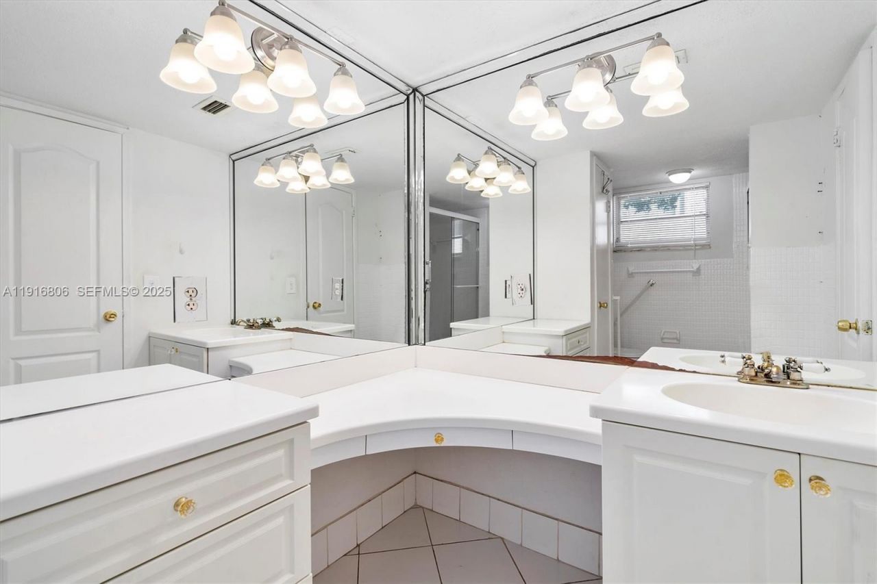 1700 NE 191st St, Unit 110, Miami, FL 33179 Photo