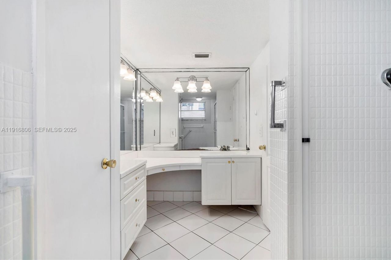 1700 NE 191st St, Unit 110, Miami, FL 33179 Photo