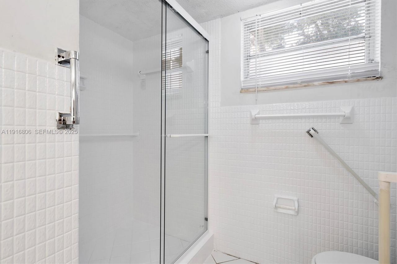 1700 NE 191st St, Unit 110, Miami, FL 33179 Photo